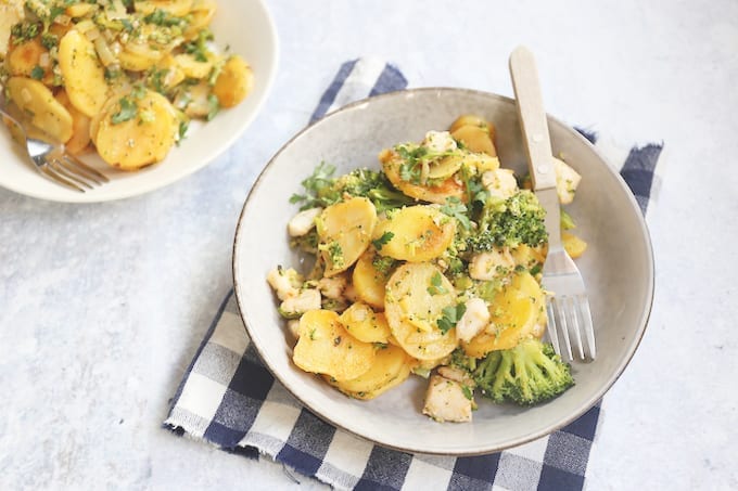 Aardappelschotel met broccoli en vis