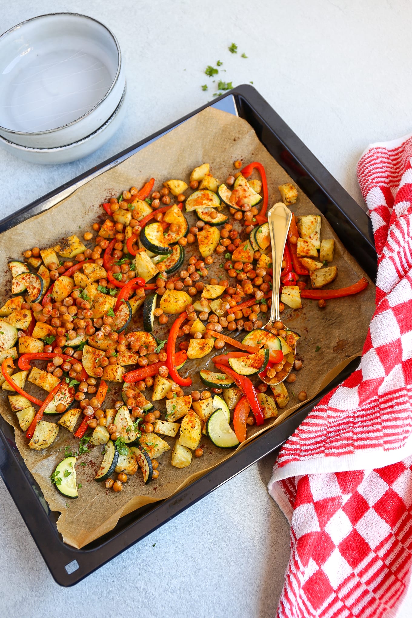 bakplaat met aardappel, paprika en courgette