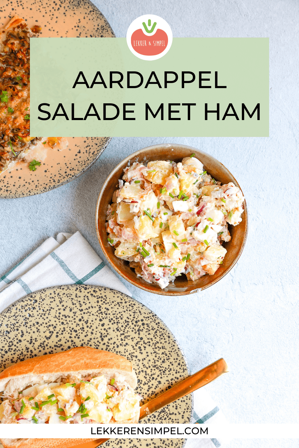 600 gr aardappels 125 gr ham(blokjes/reepjes/plakjes) 1 rode ui 1 stengel bleekselderij 2 eieren 2 el zure room 4 el mayonaise 2 tl mosterd verse bieslook snuf peper en zout