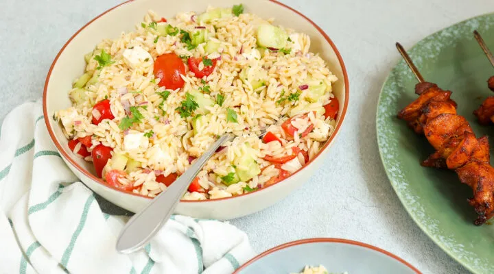 Griekse orzo salade