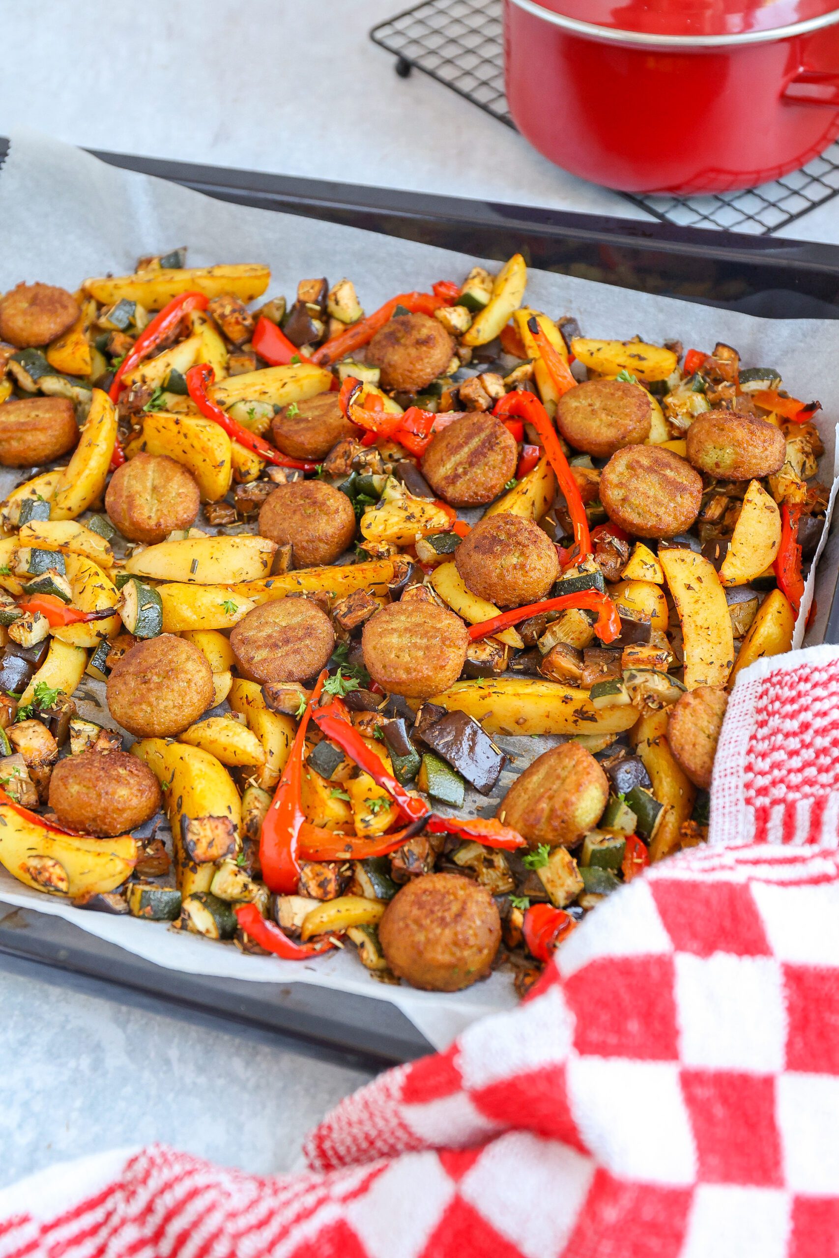 vegetarische traybake met falafelballetjes
