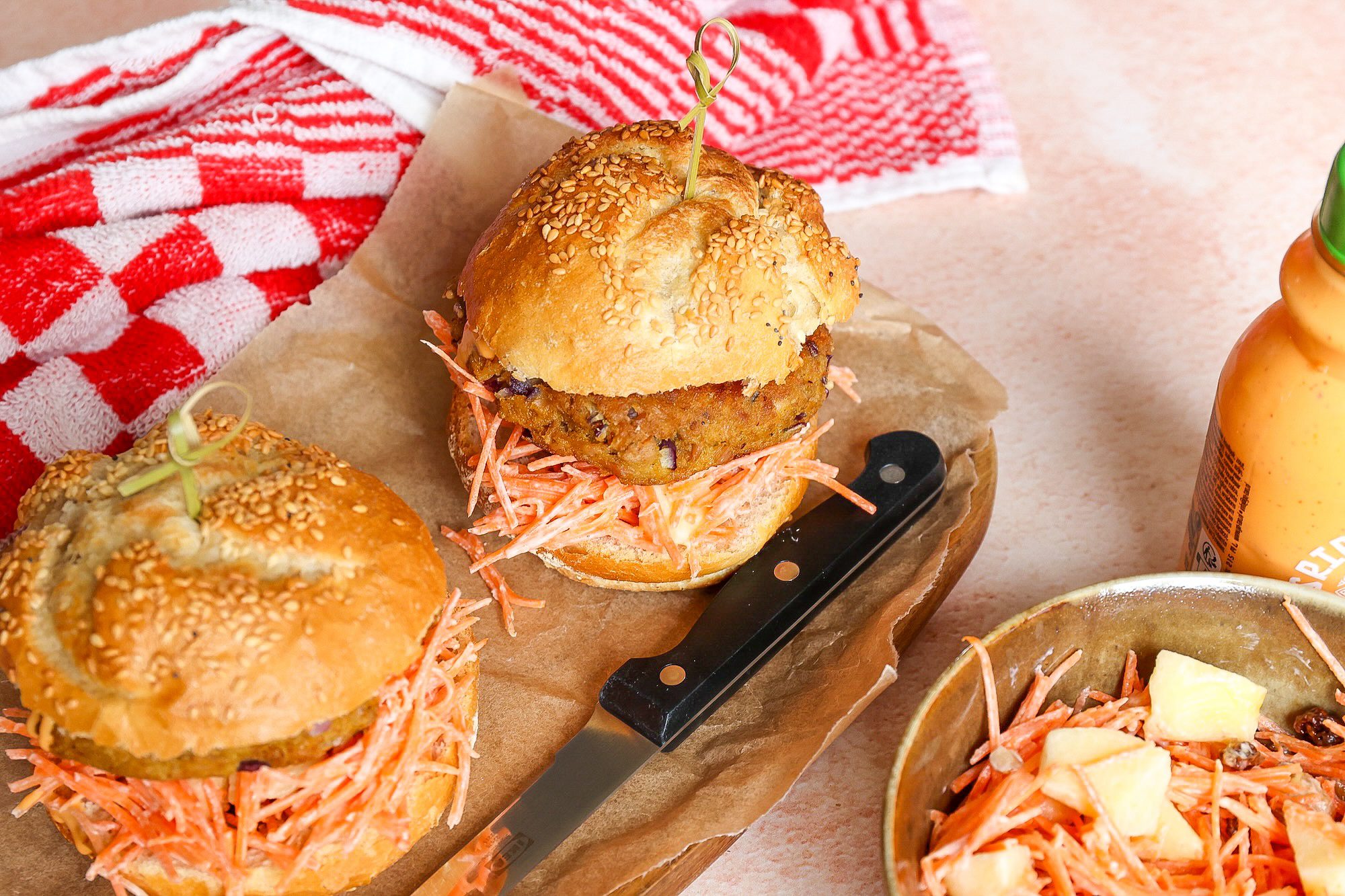 tonijnburger met wortelsalade