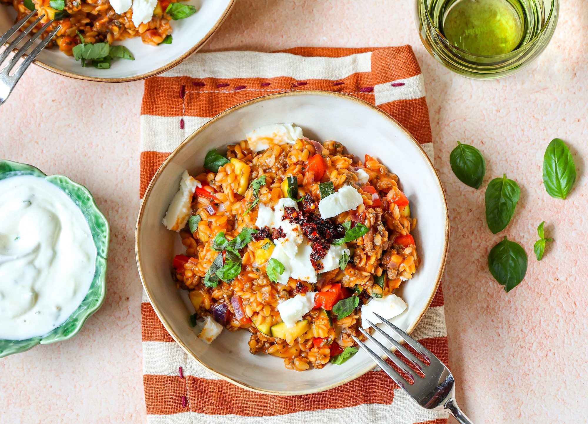 Tomaten orzo met gehakt en mozzarella